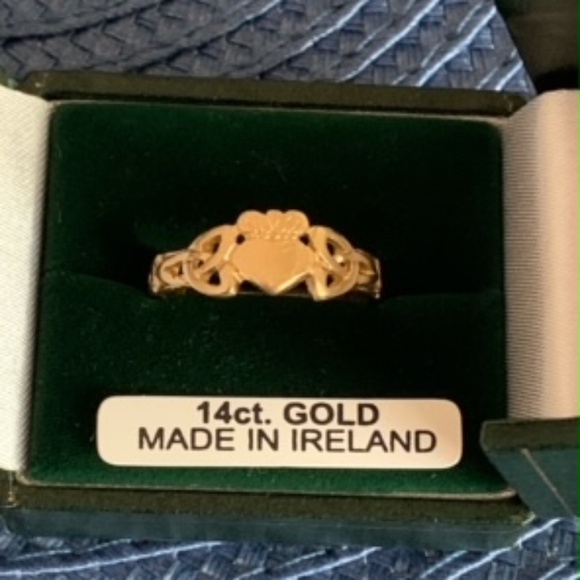 Beautiful  14K Yellow Gold Claddagh Ring  Made in Ireland - Picture 15 of 16